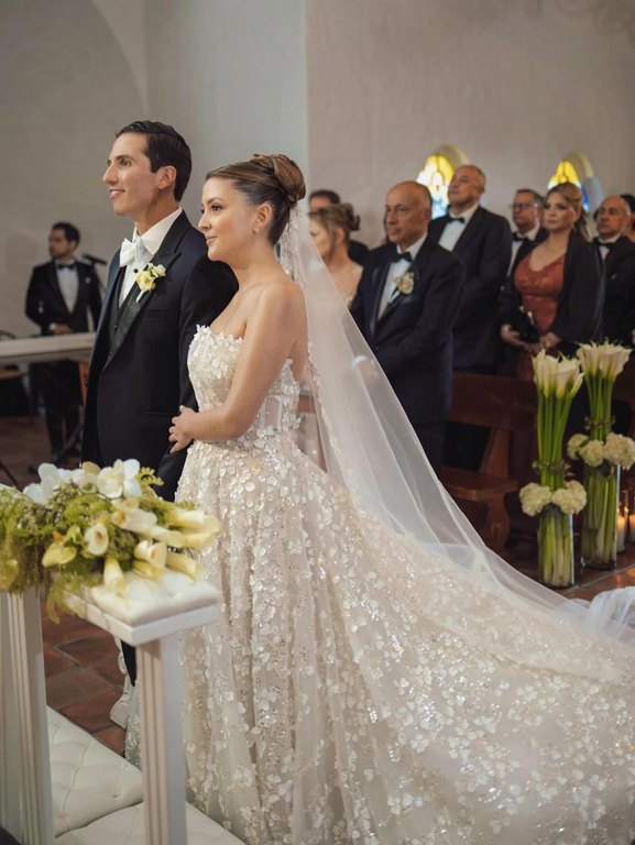 Novios durante la ceremonia de su boda